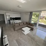 Beauty ! Uphill Location Apartment *