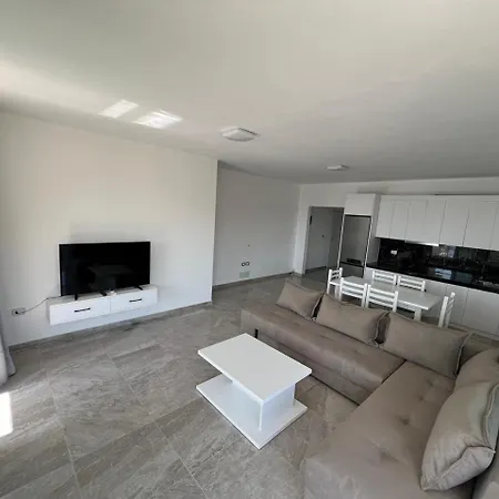 Apartament Beauty ! Uphill Location Saranda