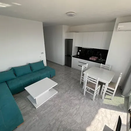Beauty ! Uphill Location Apartment *