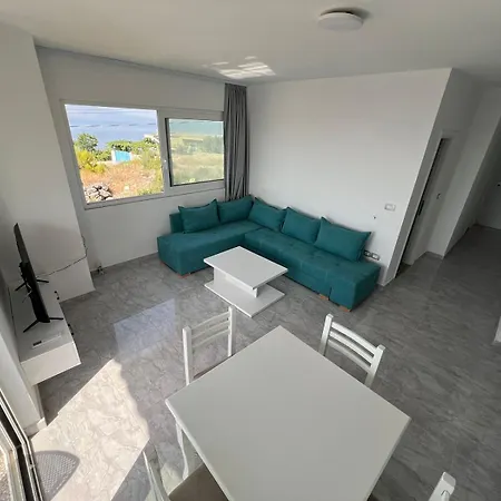 Beauty ! Uphill Location Apartment Sarandë