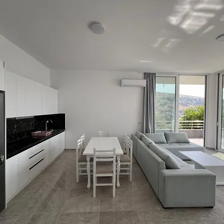 Beauty ! Uphill Location Apartment *