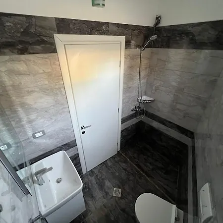 Beauty ! Uphill Location Apartment *