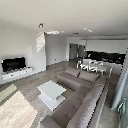 Beauty ! Uphill Location Апартаменты Саранда