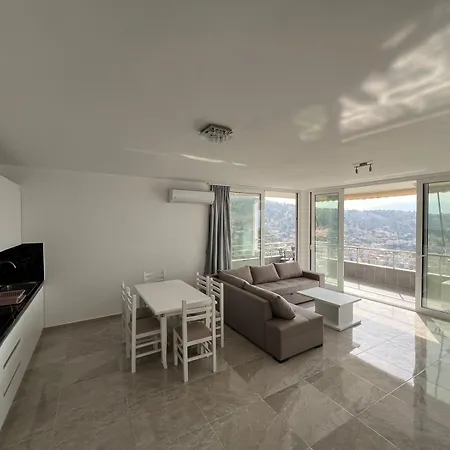 Beauty ! Uphill Location Apartment *
