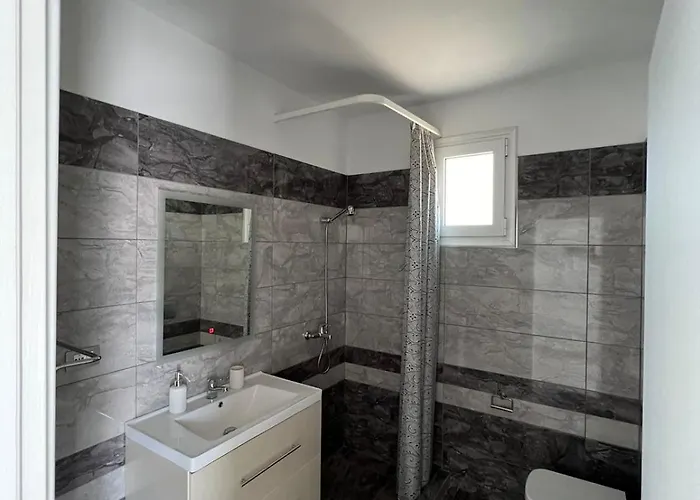 Beauty ! Uphill Location Apartment *