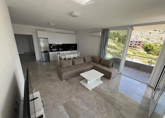 Beauty ! Uphill Location Apartment *