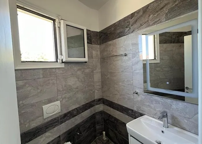 Apartment Beauty ! Uphill Location *