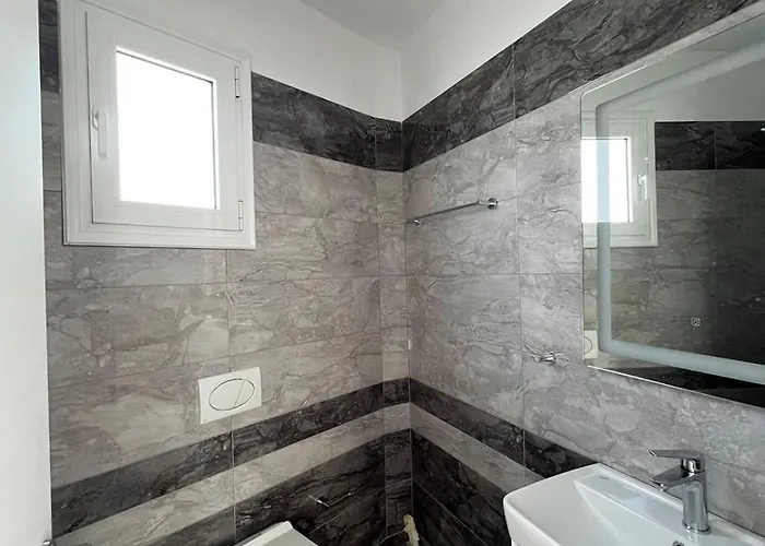 Beauty ! Uphill Location Apartment